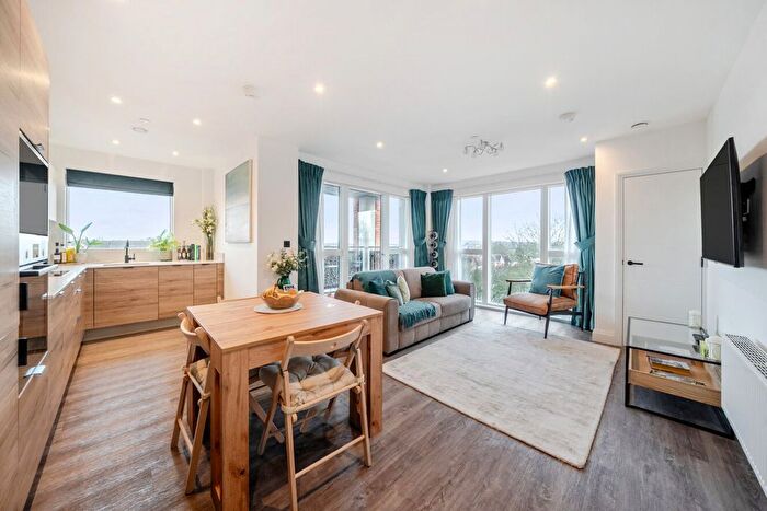 2 Bedroom Flat For Sale In Grove Park Road, London, SE9