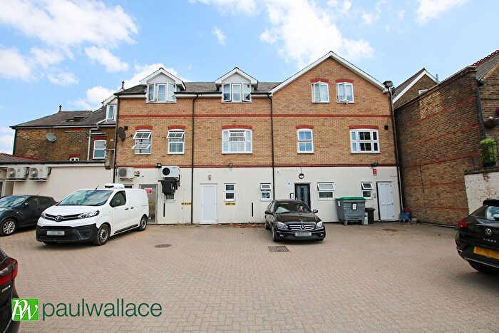 1 Bedroom Flat For Sale In Turners Hill, Cheshunt, EN8