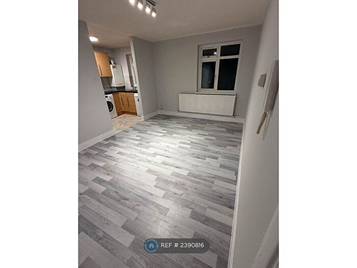 4 Bedroom Flat To Rent In The Broadway, Stanmore, HA7