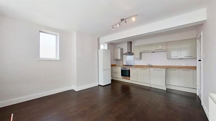 2 Bedroom Flat To Rent In Stoneleigh Broadway, Epsom, KT17