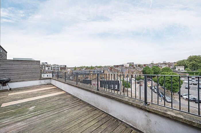 2 Bedroom Flat To Rent In Morning Lane, Hackney, London, E9