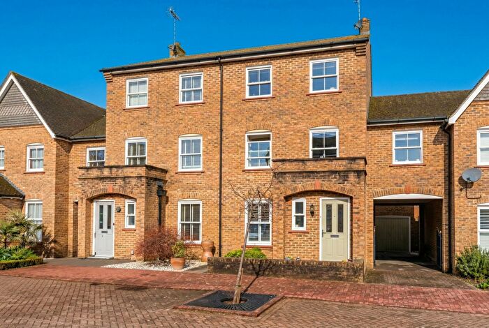 5 Bedroom Terraced House For Sale In Crofton Square, Sherfield-on-Loddon., RG27