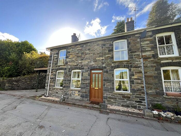 3 Bedroom Semi-Detached House For Sale In Triangle Cwmdauddwr, LD6