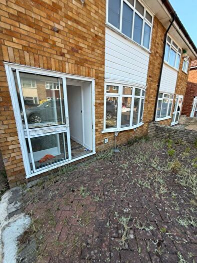 3 Bedroom Semi-Detached House To Rent In Rainham, RM13