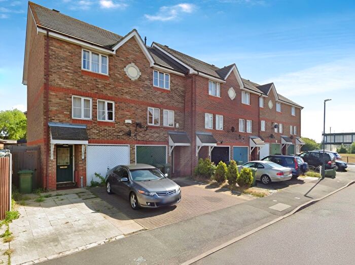 3 Bedroom Town House To Rent In Fairway Drive, London, SE28