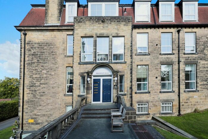 3 Bedroom Flat For Sale In Lady Park Avenue, Bingley, BD16