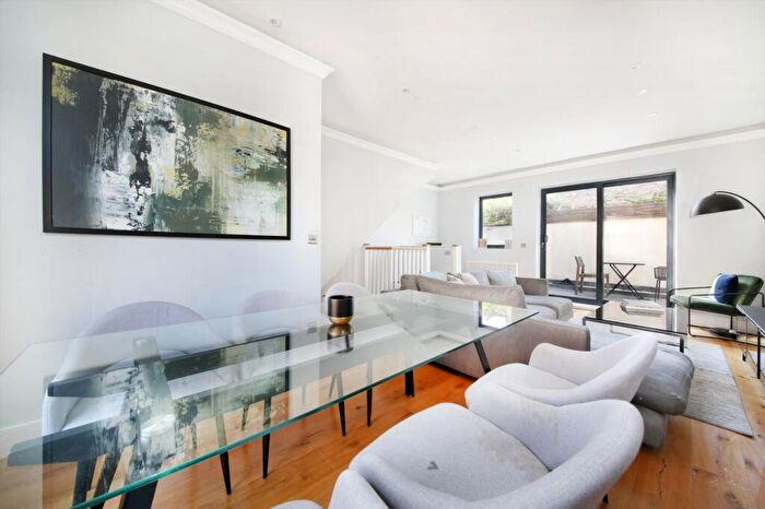 3 Bedroom Terraced House For Sale In Battersea Bridge Road, Battersea Park, SW11