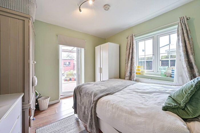 1 Bedroom Flat To Rent In Quicks Road, South Wimbledon, London, SW19