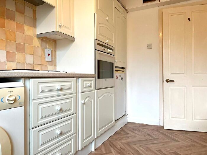 2 Bedroom Flat To Rent In Cornwall Road, Hatch End, HA5