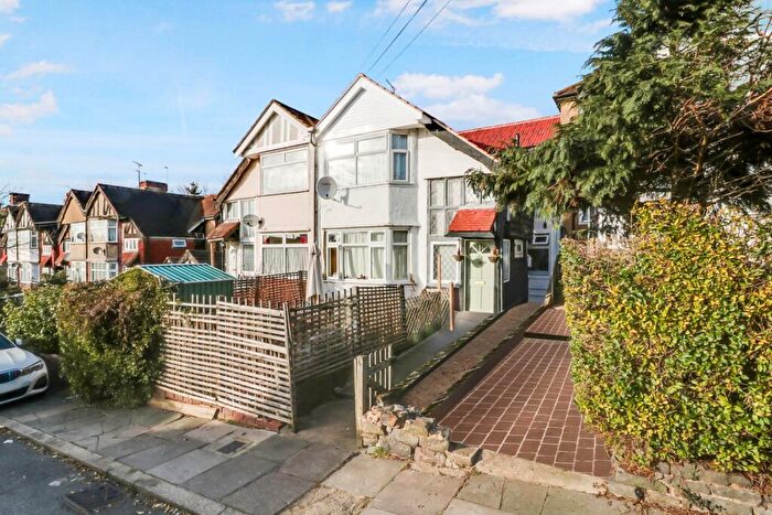 2 Bedroom Flat To Rent In Oak Tree Dell, London, NW9