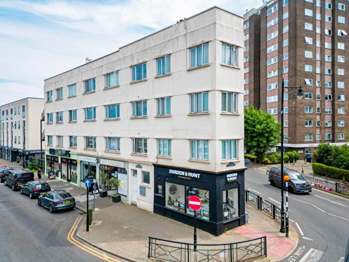 1 Bedroom Flat For Sale In Rectory Grove, Leigh-On-Sea, SS9