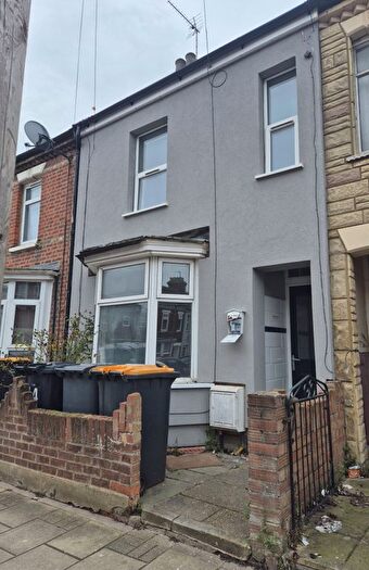 3 Bedroom Terraced House To Rent In Coventry Road, Bedford, MK40