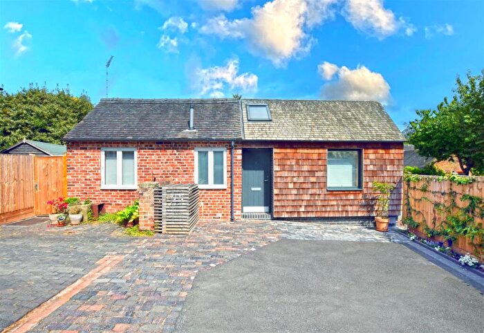 2 Bedroom Cottage For Sale In Main Street, Milton, DE65