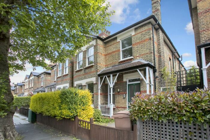 3 Bedroom Apartment To Rent In South Croxted Road, Dulwich, London, SE21