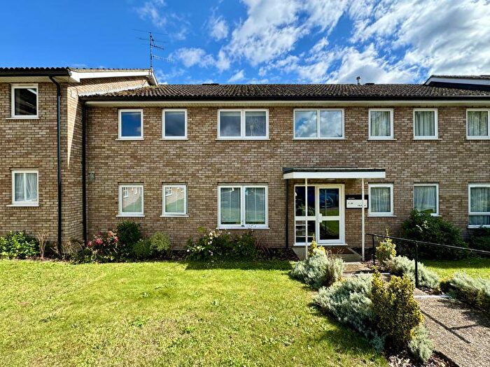 2 Bedroom Flat For Sale In Ground Floor Apartment - Share Of Freehold, HP10