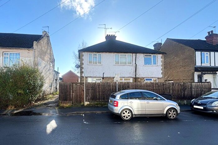 2 Bedroom Maisonette To Rent In Woking, Surrey, GU21