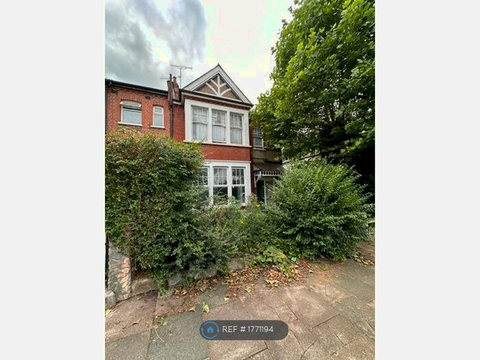 3 Bedroom Flat To Rent In Grosvenor Road, London, N3