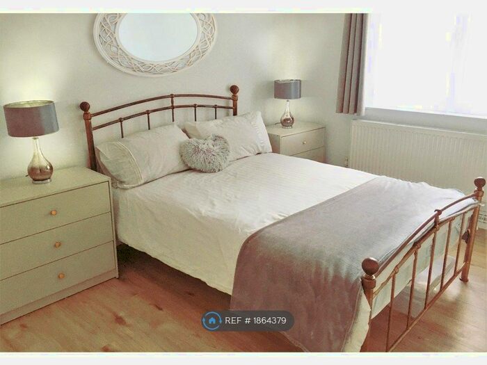 1 Bedroom Flat To Rent In Holmside Court, London, SW12