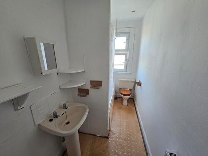 2 Bedroom Flat To Rent In Dens Road, Dundee, DD3