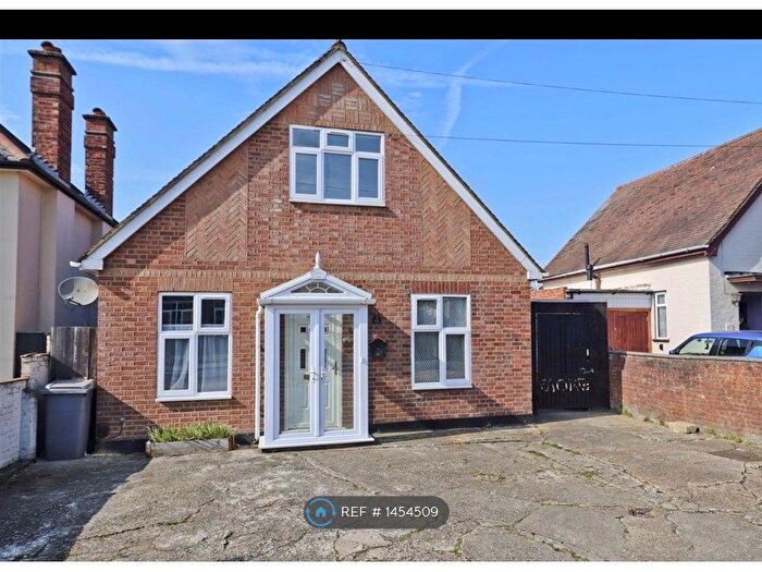 4 Bedroom Bungalow To Rent In Royal Lane, Uxbridge, UB8