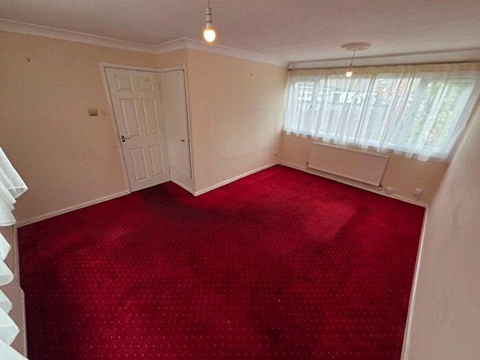 3 Bedroom End Terrace House To Rent In Thrales Close, Luton, LU3