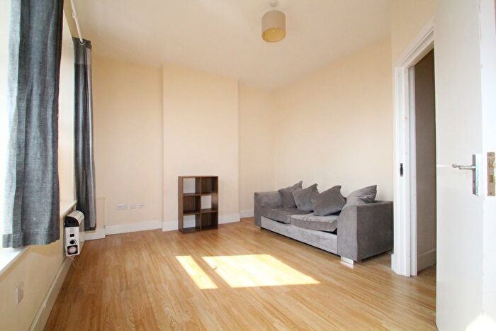4 Bedroom Maisonette To Rent In Green Lanes, Haringey, N8