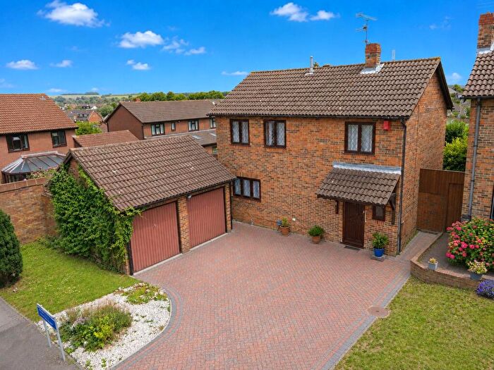 4 Bedroom Detached House For Sale In Cubbington Close, Luton, Bedfordshire, LU3