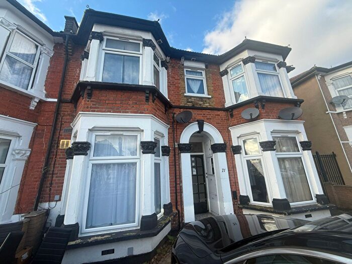 2 Bedroom Flat To Rent In Elgin Road, Ilford, IG3