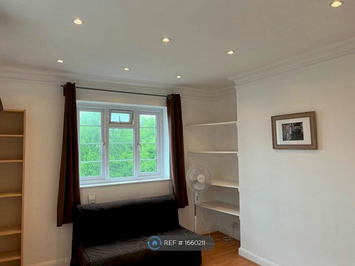 3 Bedroom Flat To Rent In Dorchester Court, London, N10