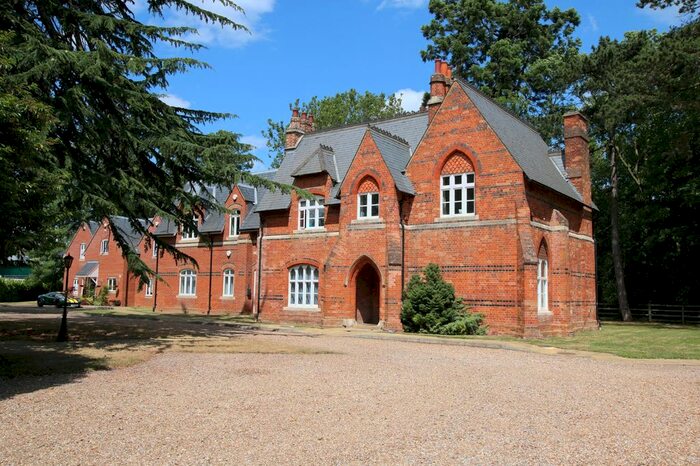 2 Bedroom Flat To Rent In Kings Park, Colnbrook, Slough, SL3