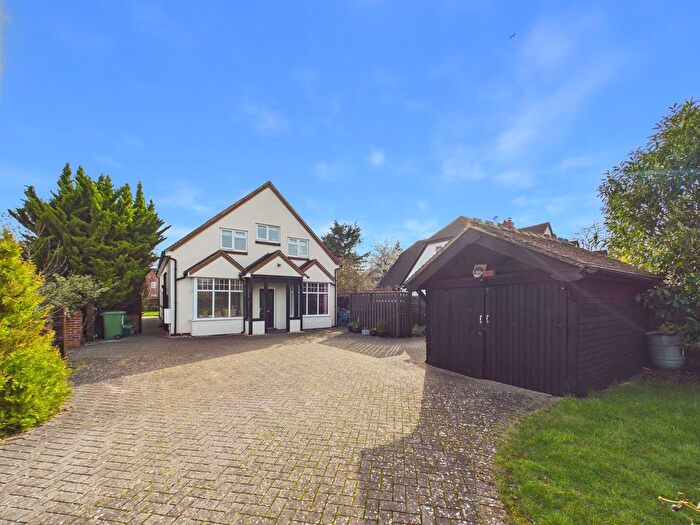4 Bedroom Detached House For Sale In Pangbourne Road, Upper Basildon, Reading, RG8