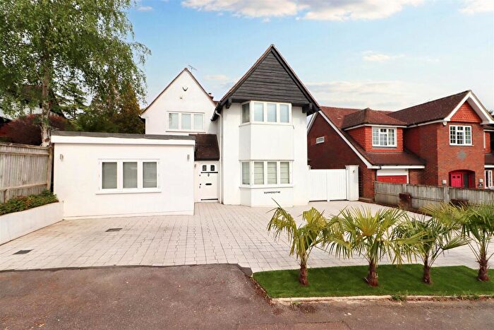 4 Bedroom Detached House For Sale In Green Lane, Stanmore, HA7