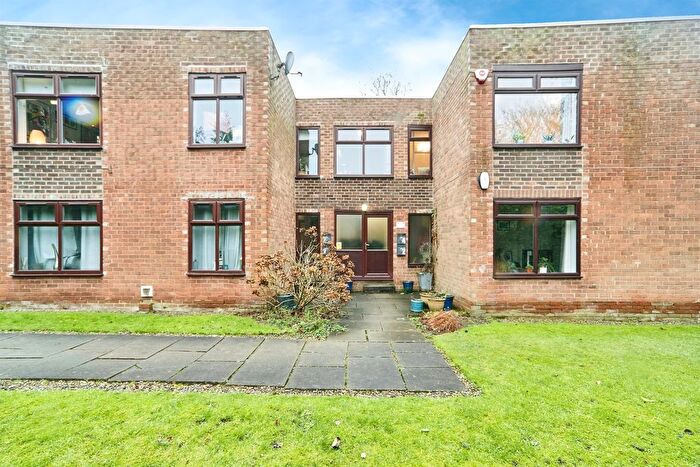 2 Bedroom Flat For Sale In East Moor Close, Leeds, LS8