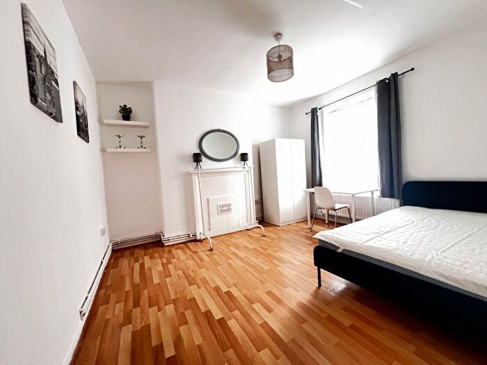 3 Bedroom Flat For Sale In Coate Street, London, E2