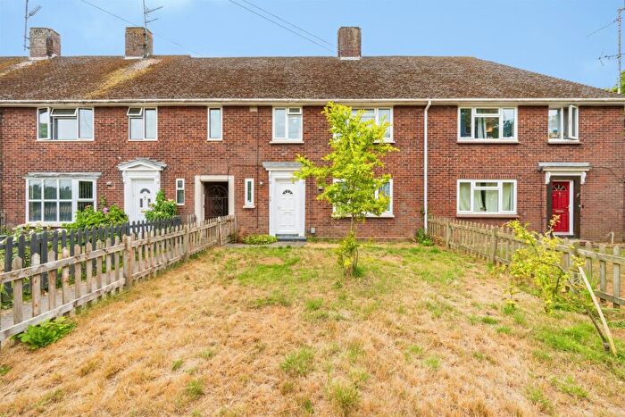 3 Bedroom Terraced House For Sale In Thame Road, Aylesbury, HP21