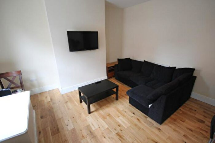 2 Bedroom Flat To Rent In Claremont Road, London, NW2