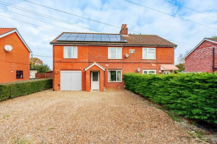 4 Bedroom Semi-Detached House For Sale In Norwich Road, Yaxham, NR19
