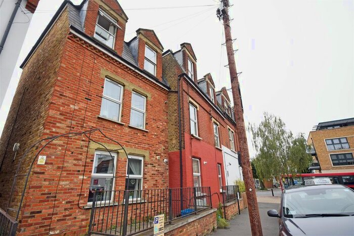 1 Bedroom Flat To Rent In Heath Road, TW1