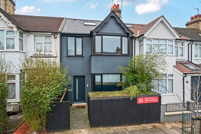 2 Bedroom Flat To Rent In Hamilton Road, NW11