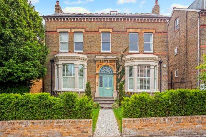 3 Bedroom Flat To Rent In Edge Hill, London, SW19