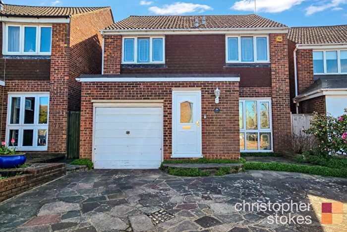 4 Bedroom Detached House For Sale In Oakdene, Cheshunt, Hertfordshire, EN8