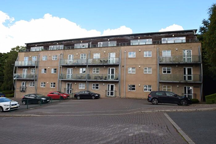 2 Bedroom Flat To Rent In Brackendale, Bradford, BD10