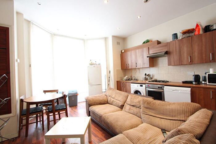 3 Bedroom Flat To Rent In Alderbrook Road, London, SW12