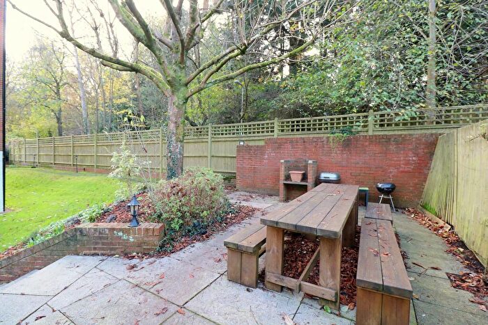 1 Bedroom Flat For Sale In Great Heathmead, Haywards Heath, RH16