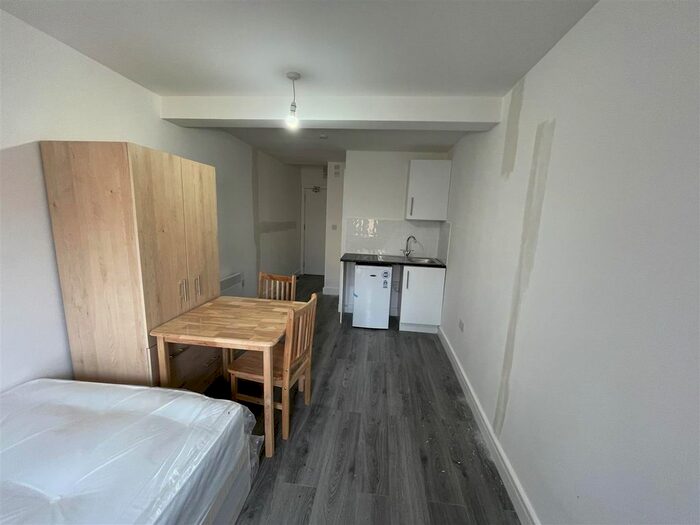 Studio To Rent In Great West Road, Hounslow TW5