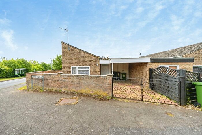 2 Bedroom Terraced Bungalow For Sale In Upper Coombe, Linslade, Leighton Buzzard, LU7