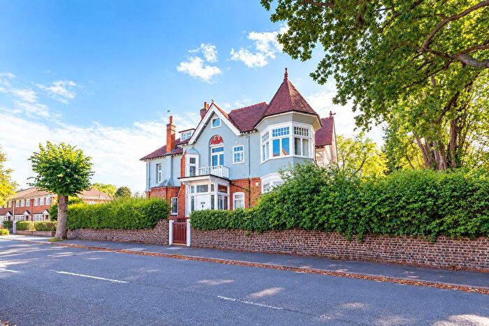 2 Bedroom Flat For Sale In Hempson Avenue, Langley, SL3