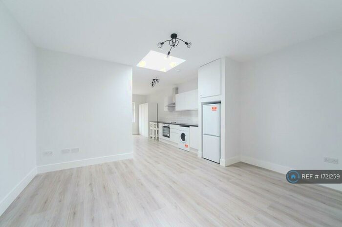 Studio To Rent In Beaconsfield Close, London, N11