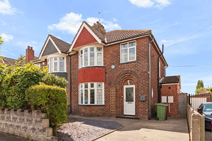 3 Bedroom Semi-Detached House For Sale In Glover Road, Scunthorpe, DN17