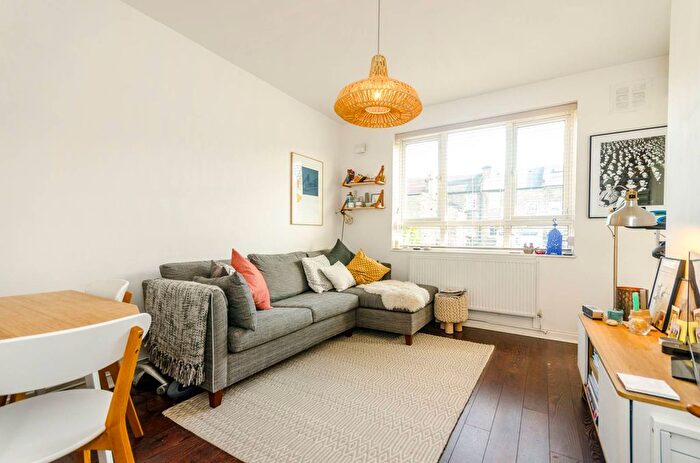 1 Bedroom Flat To Rent In Narford Road, Upper Clapton, E5